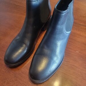 Woman Black Leather Chelsea Boots